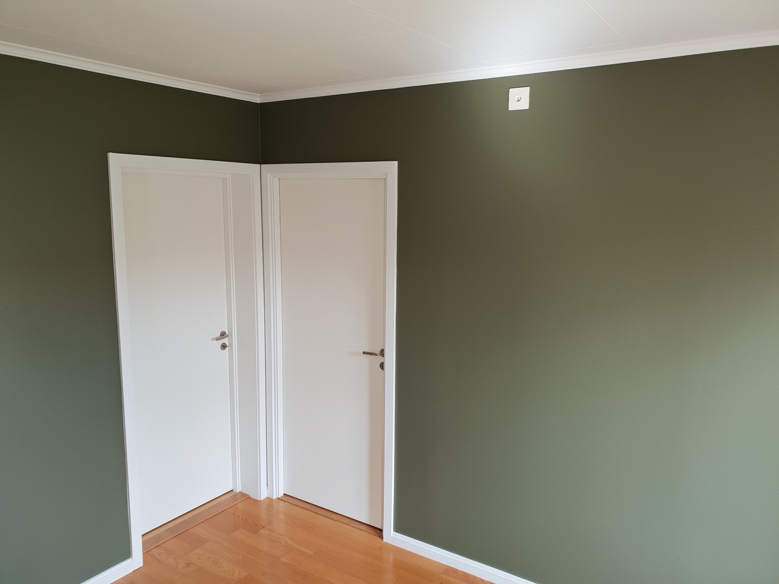 Nymålade väggar, dörrfoder och socklar!